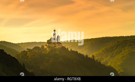 Il Marksburg castle, Braubach, Germania, all'alba in autunno, vista dal lato nord-ovest Foto Stock