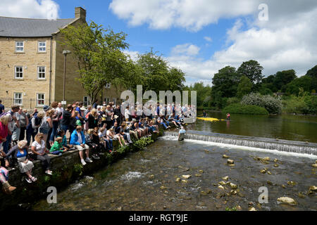 Una folla di gente che guardare la gara d'anatra in Bakewell Derbyshire Inghilterra Foto Stock