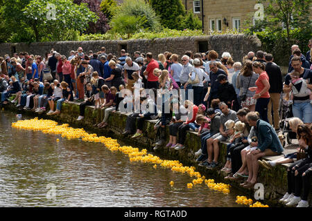 Una folla di gente che guardare la gara d'anatra in Bakewell Derbyshire Inghilterra Foto Stock