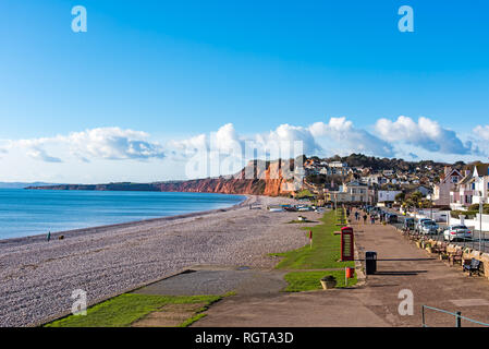 BUDLEIGH SALTERTON, East Devon, Regno Unito - 17JAN2019: vista generale di Budleigh, guardando ad ovest lungo South Parade e con West verso il basso faro e punta diritta Foto Stock