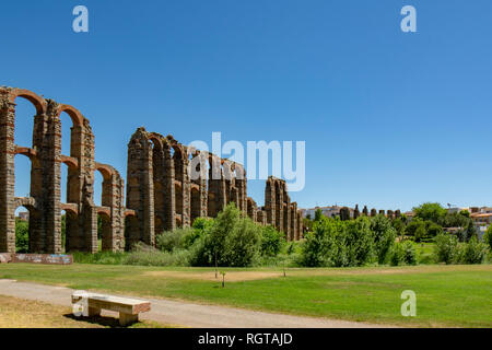 Merida, Badajoz, Spagna; Maggio 2015: Acquedotto di Los Milagros è famosa in tutto il mondo acquedotto romano di Merida Foto Stock