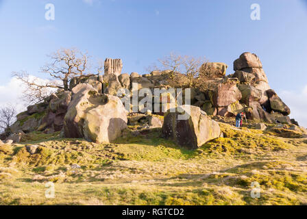 Derbyshire Regno Unito-8 marzo 2015: due persone salire di Robin Hood Stride, un tor di gritstone rocce di calcare modo nei pressi di Elton Foto Stock