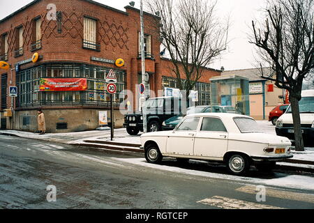 AJAXNETPHOTO. LOUVECIENNES, Francia. - Piazza del Mercato - GUARDANDO VERSO IL ROSSO MATTONE POST OFFICE; posizione frequentati dal XIX secolo gli artisti tra cui Camille Pissarro e Sisley. Foto:JONATHAN EASTLAND/AJAX REF:CD2587 17 16A 1 Foto Stock