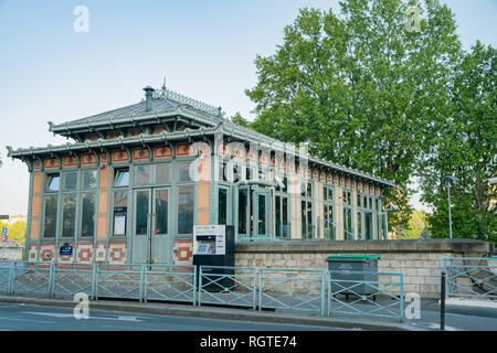 Vista la mattina del Champ de Mars - Tour Eiffel stazione della metropolitana a Parigi, Francia Foto Stock