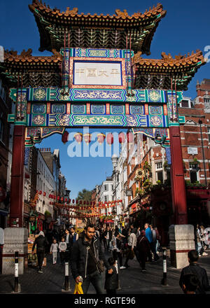 In legno pitturato paifang entrata a Chinatown Dean street soho Londra Foto Stock