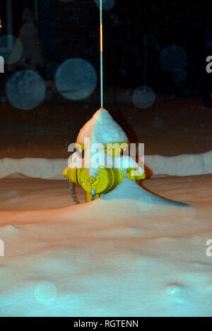 Idrante di fuoco nella neve profonda Foto Stock