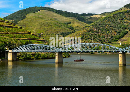 Ferro ponte stradale sul fiume Douro, Pinhao, Valle del Douro, Portogallo Foto Stock