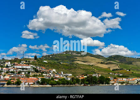 Pinhao presso il fiume Douro, Pinhao, Valle del Douro, Portogallo Foto Stock