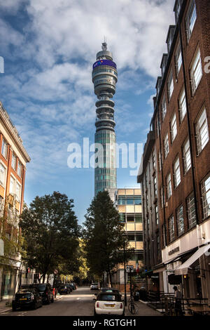 BT Tower, BT telecom tower, visto da London street, Foto Stock