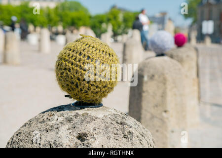 Interessante la sfera di pietra avvolgere in lana vicino a Versailles in Francia Foto Stock