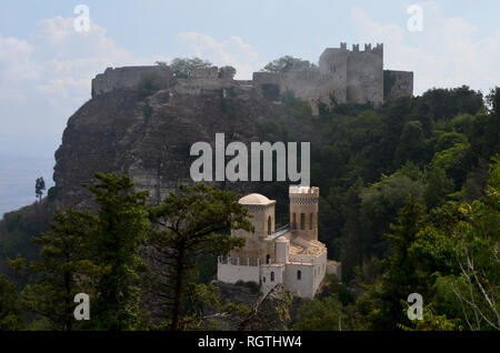 Il medievale castello normanno di Erice, vicino Trapani, Sicilia (Italia) Foto Stock