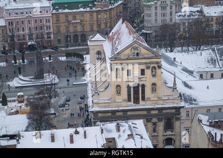 Vista superiore del municipio sulle case di Lviv, Ucraina. Lviv bird's-eye. Lviv città vecchia da sopra. I tetti della città vecchia. Foto Stock