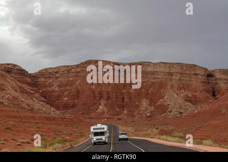 I turisti guidando attraverso il Marble Canyon, Glen Canyon Recreation Area, Arizona, Stati Uniti. Foto Stock