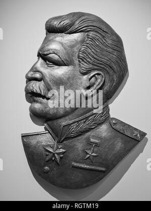 Il bassorilievo scultura, ritratto del dittatore sovietico Joseph Stalin visualizzato all Russian Museum (Museo Ruso) a Malaga Spagna. Foto Stock