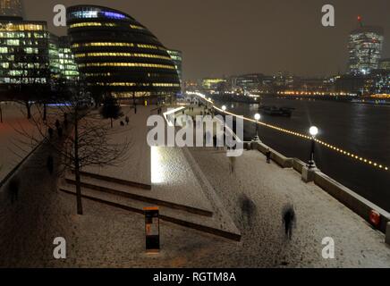 City Hall progettata da Norman Foster, in Potters Parco Campo da Tower Bridge, Southwark, Londra, Regno Unito. Foto Stock