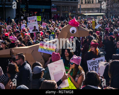 OAKLAND, CA/STATI UNITI D'America - 20 Gennaio 2018: Unidentified partecipanti alla donna di marzo. Segno legge "diversità = Forza". Le donne del marzo rappresentato t Foto Stock