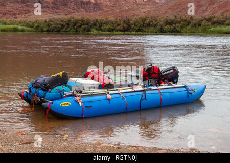 Completamente caricato touring zattera preparando per iniziare il suo tour sul fiume Colorado a fecce traghetto, Glen Canyon Recreation Area, Arizona, Stati Uniti. Foto Stock