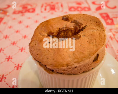 Immagine ravvicinata di souffle delizioso cioccolato, abbiamo mangiato a Parigi, Francia Foto Stock