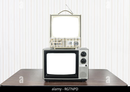 Due TV vintage sul vecchio tavolo con tagliare fuori gli schermi. Foto Stock