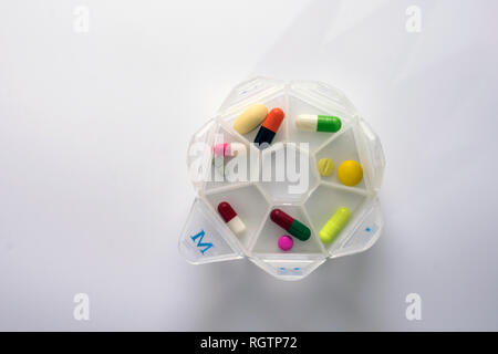 Scatola di pillole settimanali con i farmaci, immagine concettuale, composizione orizzontale Foto Stock