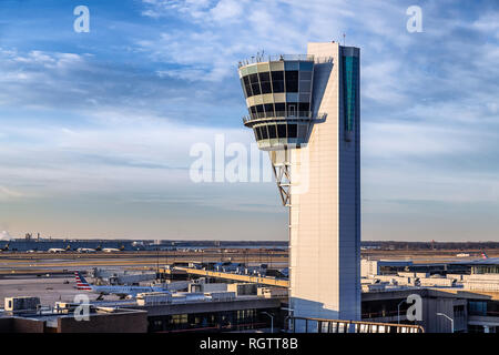 Il controllo del traffico aereo tower, dall'Aeroporto Internazionale di Philadelphia, Stati Uniti d'America. Foto Stock