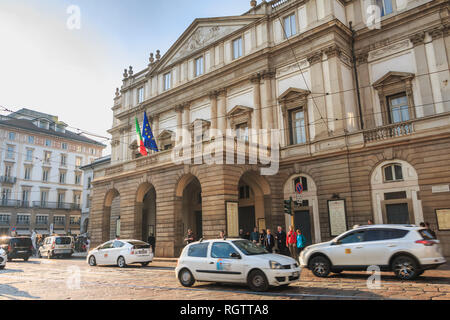 Milano, Italia - 3 Novembre 2017: Cars driving di fronte al famoso Teatro alla Scala nel centro storico della città in un giorno di caduta Foto Stock