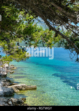 Una vista attraverso il canale di Peljesac per la penisola di Peljesac dall isola di Korcula, Croazia Foto Stock