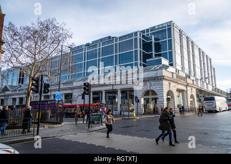 London, Regno Unito - 27 Gennaio 2019: Pimlico quartiere di Westminster distretto, persone che passano al colonnato a piedi vicino alla stazione di Victoria, strada urbana Foto Stock