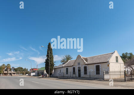 CALVINIA, SUD AFRICA, 30 agosto 2018: una scena di strada, con edifici storici, in Calvinia nel nord della provincia del Capo Foto Stock