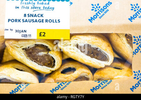 Un pacco di otto salsicce di maiale rotoli in una Morrisons sacchetto di carta con finestra in plastica trasparente. Foto Stock