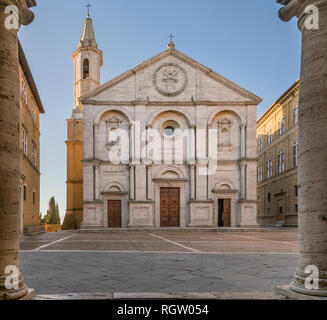 Pio II Square e del Duomo di Pienza incorniciato dalle colonne del municipio, Siena, Toscana, Italia Foto Stock