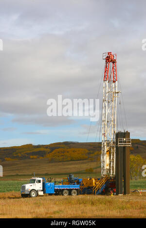 Trivellazioni petrolifere nel sud dell'Alberta, Canada Foto Stock