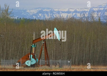 Trivellazioni petrolifere nel sud dell'Alberta, Canada Foto Stock