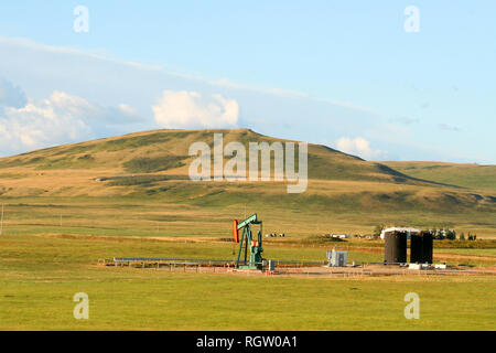 Trivellazioni petrolifere nel sud dell'Alberta, Canada Foto Stock