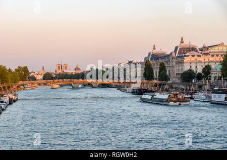 Passerelle Leopold Sedar Senghor e Musee d'Orsay a Parigi Foto Stock