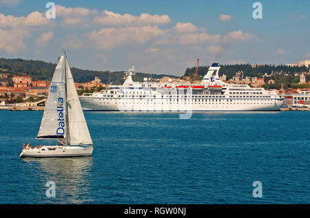 Lisbona, Portogallo - 03 Aprile 2010: barca a vela e la nave sul mare blu costa. Barca a vela e ocean liner in mare. Per viaggi di piacere. Viaggiare in acqua. Vacanze estive e wanderlust. Foto Stock