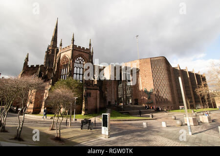 Il vecchio (sinistra) e nuova (a destra) cattedrali di Coventry Foto Stock