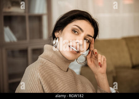 Attraente bella signora in posa turtleneck maglione beige Foto Stock