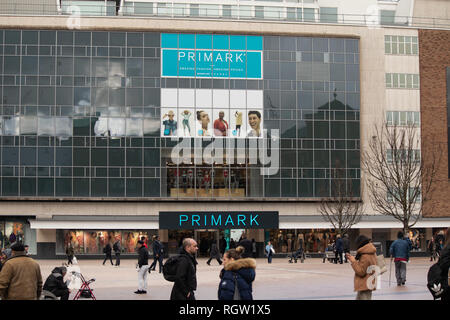 Il Primark store in Broadgate, Coventry. Primark ha preso in consegna il primo negozio dipartimentale edificio per renderlo uno dei Primark la più grande prese. Foto Stock
