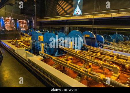 Hershey, PA, Stati Uniti d'America - 11 dicembre 2018: macchine di lavoro mostrano come il cioccolato al latte è fatta durante il mondo del cioccolato ride. Foto Stock