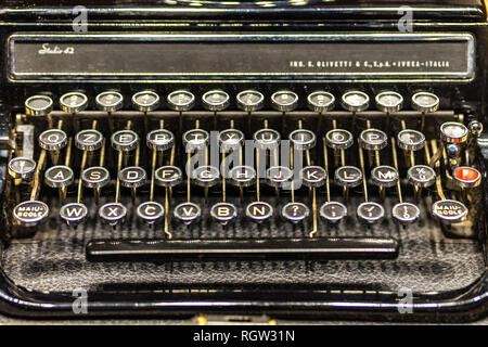 RAVENNA, Italia - 17 gennaio 2019: la polvere e i segni del tempo coprire i tasti di una vecchia OLIVETTI STUDIO 42 nastri inchiostratori per macchine da scrivere Foto Stock