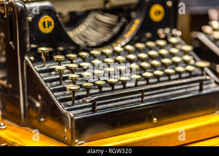 RAVENNA, Italia - 17 gennaio 2019: la polvere e i segni del tempo coprire i tasti di una vecchia macchina da scrivere Olivetti Foto Stock