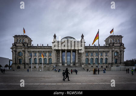 Berlino, DE - Gennaio 12, 2019: Edificio del Reichstag (Bundestag, il Parlamento tedesco) in un giorno cloudly - Berlino, Germania Foto Stock