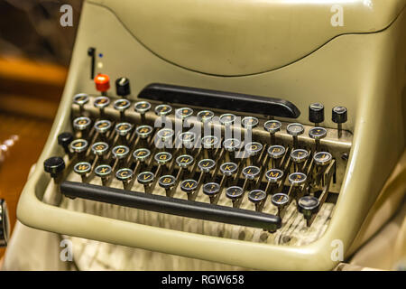 La polvere e i segni del tempo coprire i tasti neri di una vecchia macchina da scrivere Foto Stock