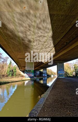 La sezione in alzata dell'autostrada M25, passando sopra il fiume Wey canale di navigazione, New Haw Surrey in Inghilterra REGNO UNITO Foto Stock