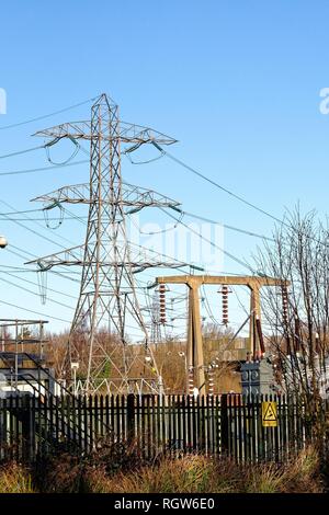 Elettricità tralicci e sottostazione di New Haw Surrey in Inghilterra REGNO UNITO Foto Stock