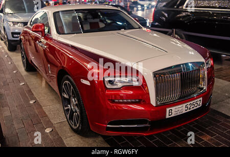 DUBAI, Emirati Arabi Uniti - 23 dicembre 2017: auto di lusso Rolls Royce Wraith accanto al centro commerciale di Dubai. Rolls Royce è famosa costose automobili di lusso auto di marca Foto Stock