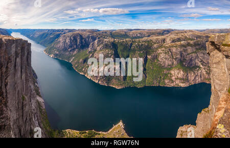 Panoramica vista aerea del Lysefjord (Lysefjorden) da Kjerag (o Kiragg) Plateau, una meta turistica e una base jumping destinazione in Forsand municipalit Foto Stock