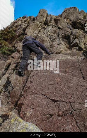 Arrampicata su roccia sulla campana vicino a Coniston Old Man nel Lake District inglese Foto Stock