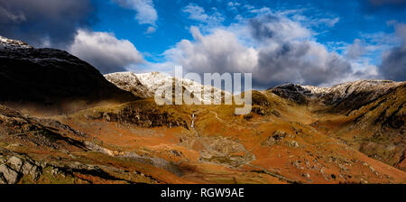 La vista da nord di Coniston Old Man nel Lake District inglese Foto Stock